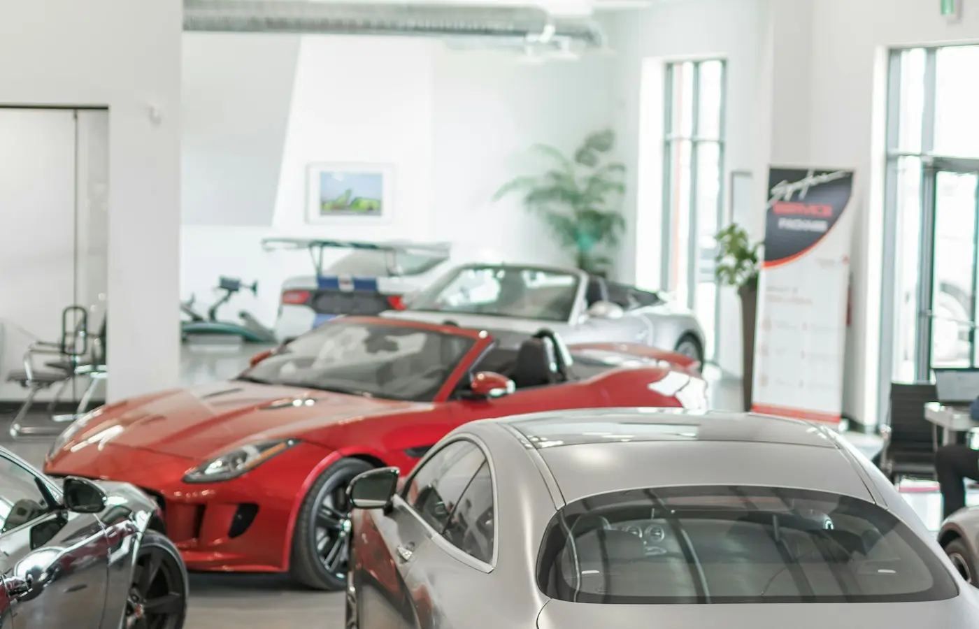 Echte showroom met meerdere auto's