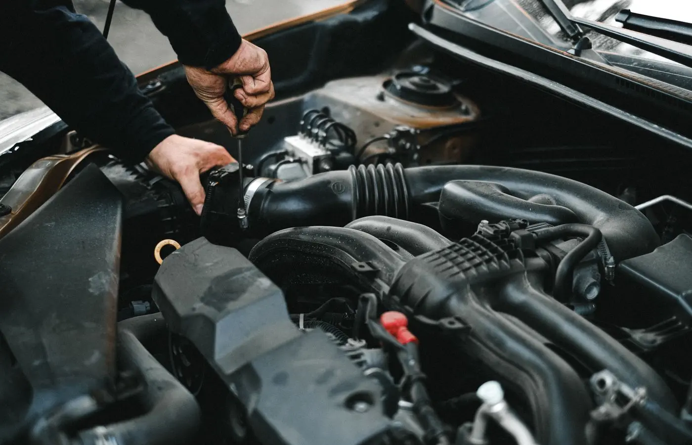 Monteur voert onderhoud uit aan een echte automotor