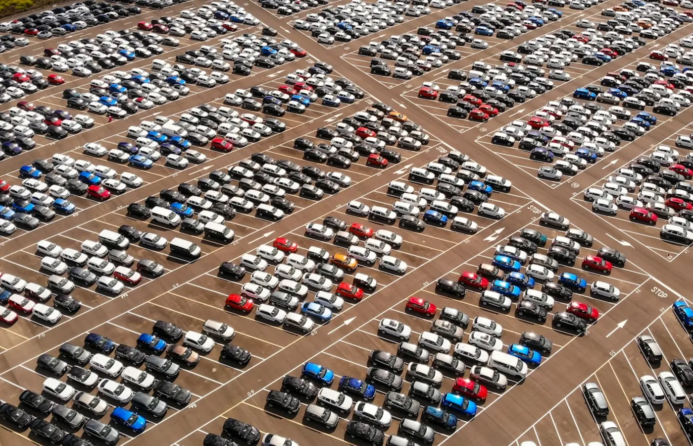 Groot terrein met auto's om aanbod en prijzen te vergelijken