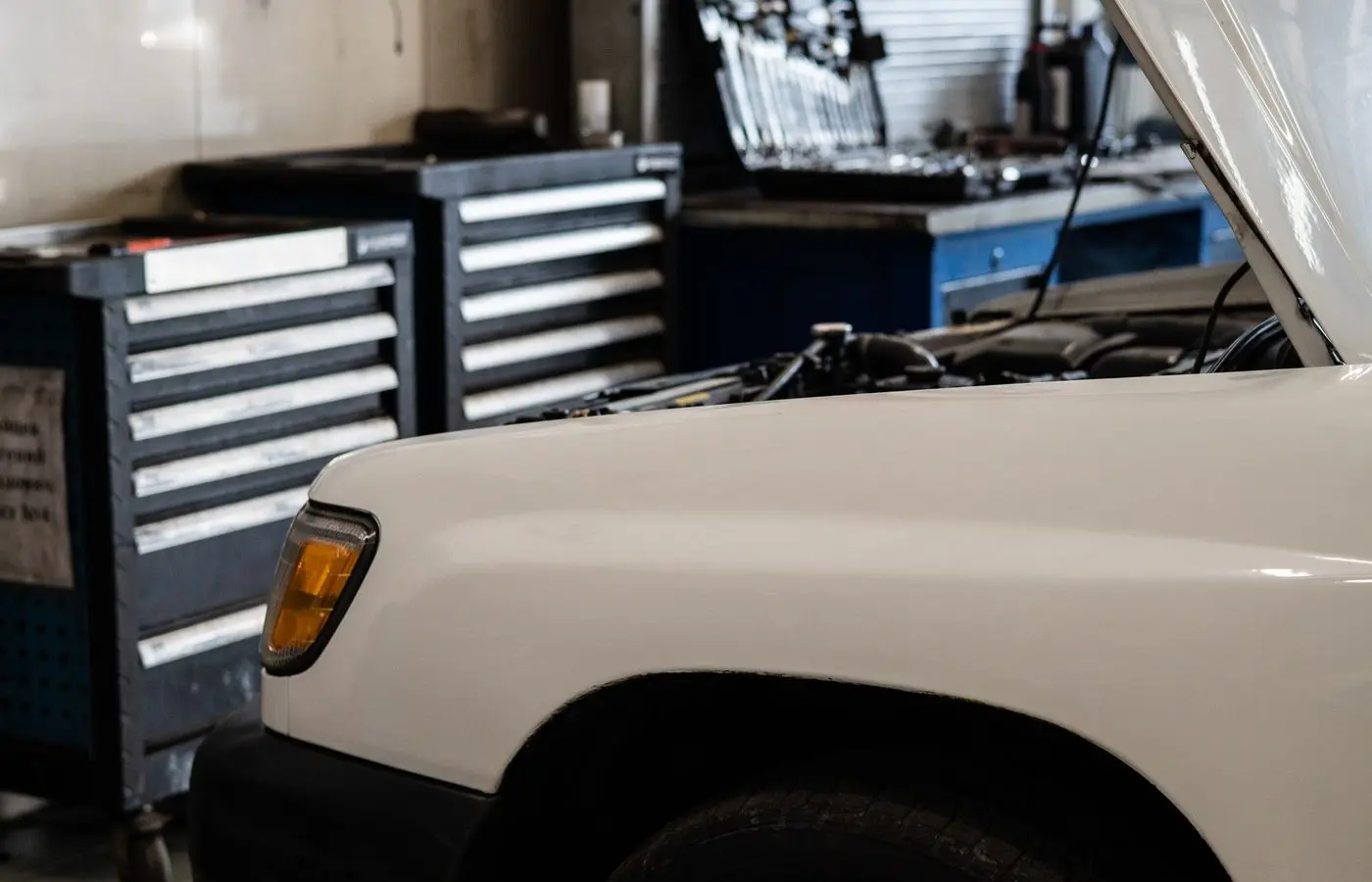 Echte autowerkplaats met een auto en professioneel gereedschap